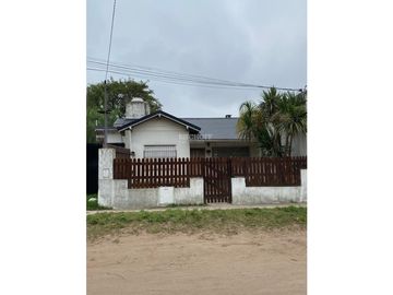 VENTA EN BLOCK DE 3 LOCALES COMERCIALES + DEPTO. 2 AMB + CASA