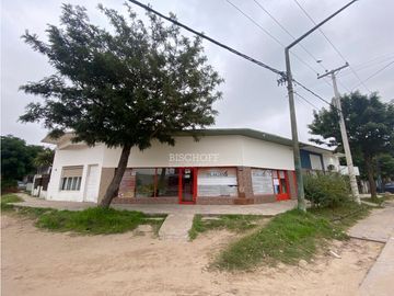 VENTA EN BLOCK DE 3 LOCALES COMERCIALES + DEPTO. 2 AMB + CASA