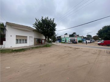 VENTA EN BLOCK DE 3 LOCALES COMERCIALES + DEPTO. 2 AMB + CASA