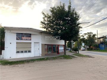 VENTA EN BLOCK DE 3 LOCALES COMERCIALES + DEPTO. 2 AMB + CASA