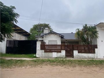 VENTA EN BLOCK DE 3 LOCALES COMERCIALES + DEPTO. 2 AMB + CASA