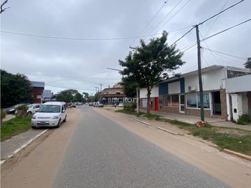 VENTA EN BLOCK DE 3 LOCALES COMERCIALES + DEPTO. 2 AMB + CASA