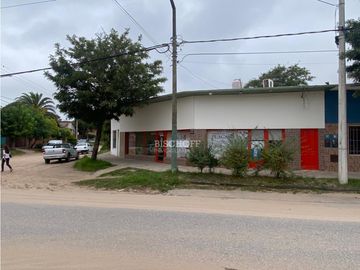 VENTA EN BLOCK DE 3 LOCALES COMERCIALES + DEPTO. 2 AMB + CASA