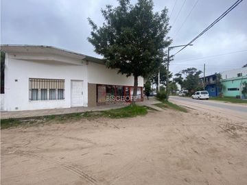 VENTA EN BLOCK DE 3 LOCALES COMERCIALES + DEPTO. 2 AMB + CASA