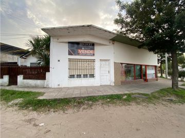 VENTA EN BLOCK DE 3 LOCALES COMERCIALES + DEPTO. 2 AMB + CASA