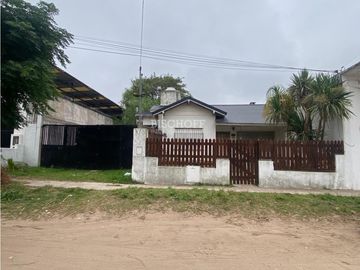 VENTA EN BLOCK DE 3 LOCALES COMERCIALES + DEPTO. 2 AMB + CASA