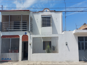 CASA-HABITACIÓN CON BODEGA EN VENTA, LOS SAUCES, TEPIC.(F)