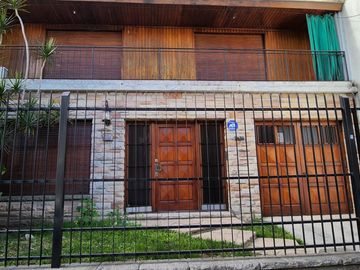 EXCELENTE CHALET DE 5 AMBIENTES .