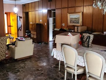 EXCELENTE CHALET DE 5 AMBIENTES .