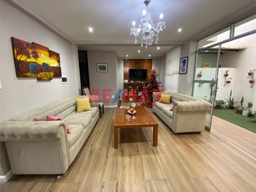 Departamento primer piso: ideal para pareja o persona sola

Ubicación Prol. José quiñones Gonzáles N 56 lote 2 . Condominio santa Isabel. Referencia