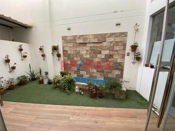 Departamento primer piso: ideal para pareja o persona sola

Ubicación Prol. José quiñones Gonzáles N 56 lote 2 . Condominio santa Isabel. Referencia