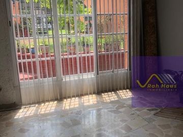 Casa con muy buenos espacios y calle cerrada con seguridad en Viveros de La Loma