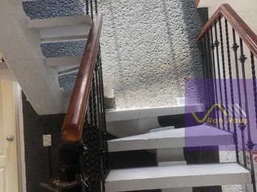 Casa con muy buenos espacios y calle cerrada con seguridad en Viveros de La Loma