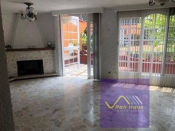 Casa con muy buenos espacios y calle cerrada con seguridad en Viveros de La Loma