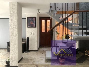 Casa con muy buenos espacios y calle cerrada con seguridad en Viveros de La Loma
