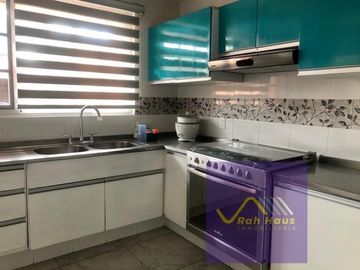 Casa con muy buenos espacios y calle cerrada con seguridad en Viveros de La Loma