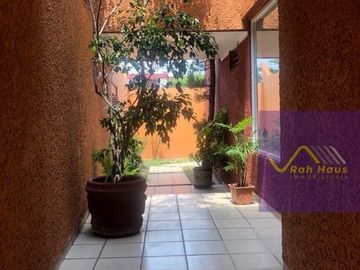 Casa con muy buenos espacios y calle cerrada con seguridad en Viveros de La Loma