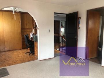 Casa con muy buenos espacios y calle cerrada con seguridad en Viveros de La Loma