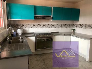 Casa con muy buenos espacios y calle cerrada con seguridad en Viveros de La Loma