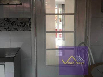 Casa con muy buenos espacios y calle cerrada con seguridad en Viveros de La Loma