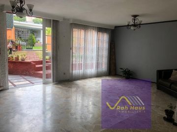 Casa con muy buenos espacios y calle cerrada con seguridad en Viveros de La Loma