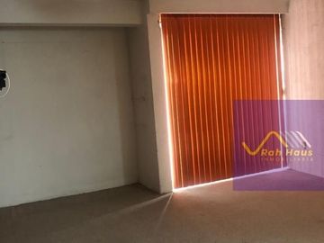 Casa con muy buenos espacios y calle cerrada con seguridad en Viveros de La Loma
