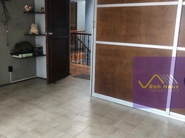 Casa con muy buenos espacios y calle cerrada con seguridad en Viveros de La Loma
