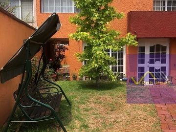 Casa con muy buenos espacios y calle cerrada con seguridad en Viveros de La Loma