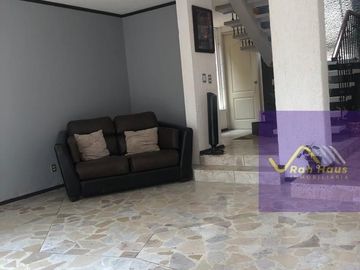 Casa con muy buenos espacios y calle cerrada con seguridad en Viveros de La Loma
