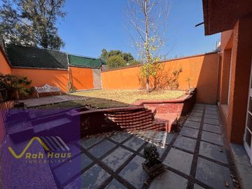 Casa con muy buenos espacios y calle cerrada con seguridad en Viveros de La Loma