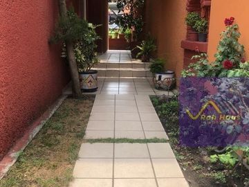 Casa con muy buenos espacios y calle cerrada con seguridad en Viveros de La Loma