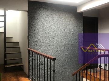 Casa con muy buenos espacios y calle cerrada con seguridad en Viveros de La Loma