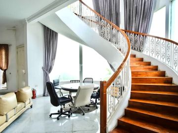 Rumah Hook Cantik di Intercon, Jakarta Barat