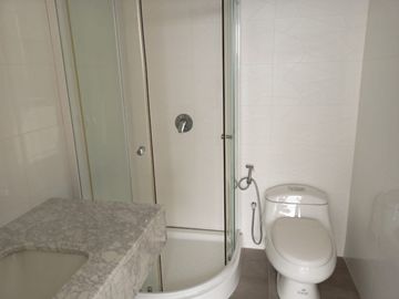 Suite de venta en el Edificio Agora 21, sector Mall del Sol, 1 parqueo.