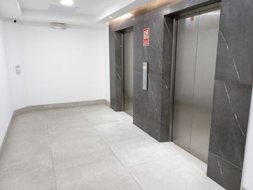 Suite de venta en el Edificio Agora 21, sector Mall del Sol, 1 parqueo.