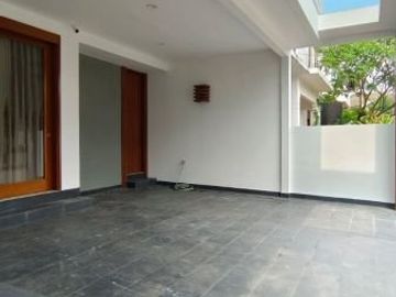 Rumah desain bagus & siap huni dg kolam renang di Maleo 6569LR 0811111----