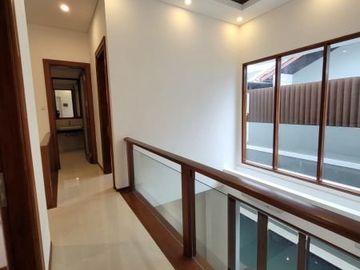 Rumah desain bagus & siap huni dg kolam renang di Maleo 6569LR 0811111----