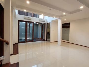Rumah desain bagus & siap huni dg kolam renang di Maleo 6569LR 0811111----