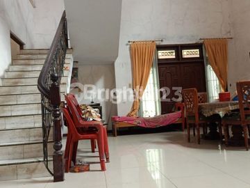 RUMAH MEWAH 2LT LOKASI STRATEGIS PINGGIR JALAN ASPAL SEI BAHOROK MEDAN BARU