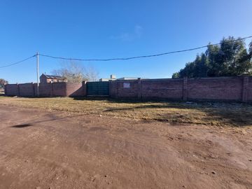 Casa-quinta sobre excelente lote de 40 x 120 mts de fondo