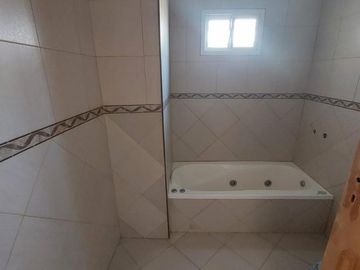 Casa-quinta sobre excelente lote de 40 x 120 mts de fondo