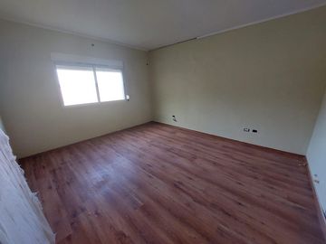 Casa-quinta sobre excelente lote de 40 x 120 mts de fondo