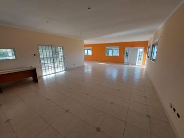 Casa-quinta sobre excelente lote de 40 x 120 mts de fondo