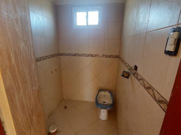 Casa-quinta sobre excelente lote de 40 x 120 mts de fondo