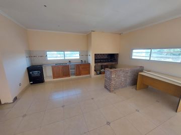 Casa-quinta sobre excelente lote de 40 x 120 mts de fondo