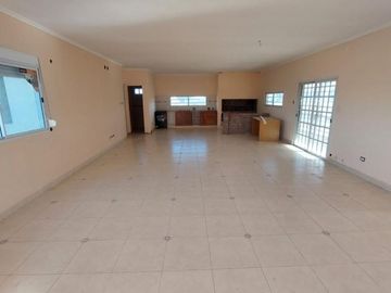 Casa-quinta sobre excelente lote de 40 x 120 mts de fondo