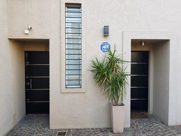 Impecable casa de categoría  reciclada a nuevo de 3 dormitorios en Olivos