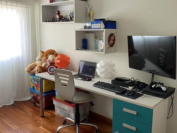 Impecable casa de categoría  reciclada a nuevo de 3 dormitorios en Olivos