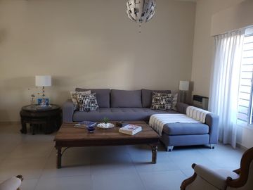 Impecable casa de categoría  reciclada a nuevo de 3 dormitorios en Olivos