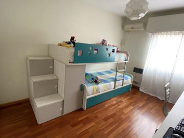 Impecable casa de categoría  reciclada a nuevo de 3 dormitorios en Olivos